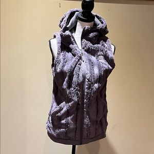 Women’s North Face faux fur hooded vest size M